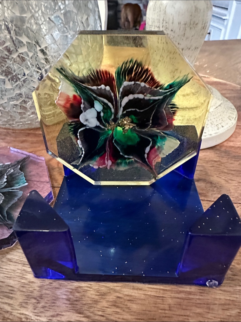 Multicolored floral resin coasters in royal blue holder - Picture 5 of 8